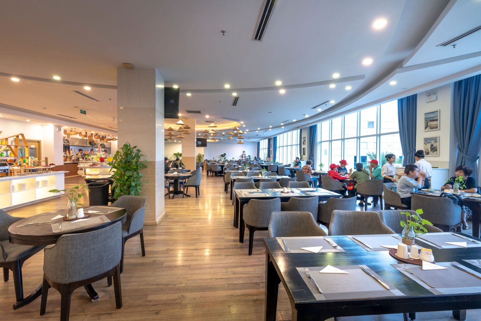 Restaurant propre et lumineux.